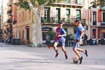万般情绪涌上心头，法老驻足球场久久不动，悄然落下动情热泪（配图示意）